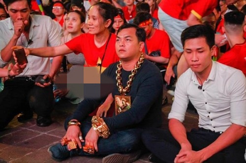 Lúc đầu anh Phúc mua một can dầu ăn đi giao ở các chợ. Về sau, anh mượn tiền bà con dòng họ, mua dự trữ lại khoảng 1 - 2 tấn dầu. Dần dần anh thành nhà thầu mua đi bán lại dầu ăn cho các công ty ở khu công nghiệp. Ảnh: Tiin.