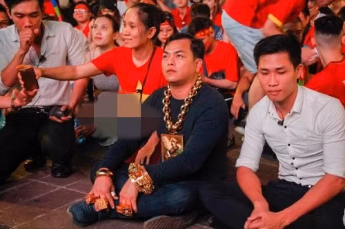 Lúc đầu anh Phúc mua một can dầu ăn đi giao ở các chợ. Về sau, anh mượn tiền bà con dòng họ, mua dự trữ lại khoảng 1 - 2 tấn dầu. Dần dần anh thành nhà thầu mua đi bán lại dầu ăn cho các công ty ở khu công nghiệp. Ảnh: Tiin.