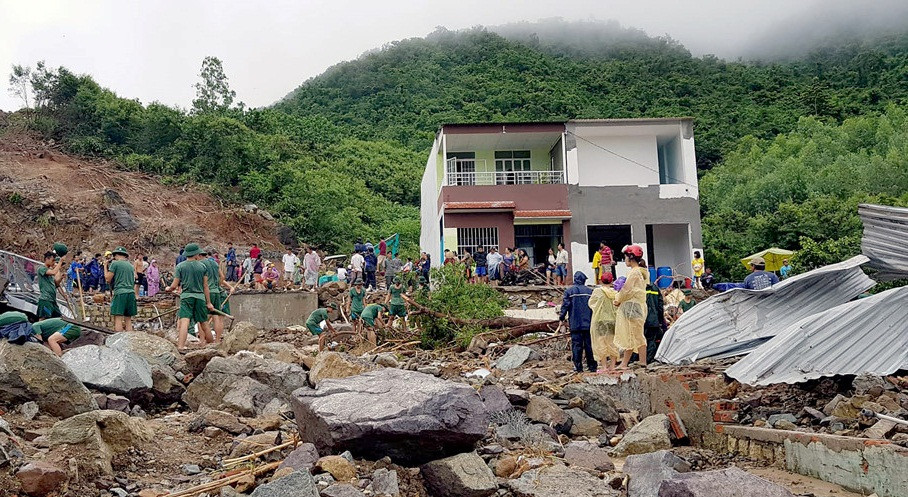 Theo chủ đầu tư dự án, khi công trình hồ bơi thi công dở dang thì xảy ra sự cố vỡ bờ, gây lở núi kèm lũ quét khiến 4 người chết ngày 18/11. Ảnh: Zing.