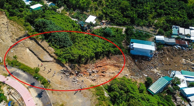 Người ký tên, đứng đơn yêu khởi tố là đại diện những người bị thiệt hại trong vụ vỡ hồ bơi vô cực đang xây dựng ngày 18/11 tại dự án khu nhà ở cao cấp Hoàng Phú do Công ty TNHH Đầu tư-Phát triển Thanh Châu làm chủ đầu tư. Ảnh: Zing.