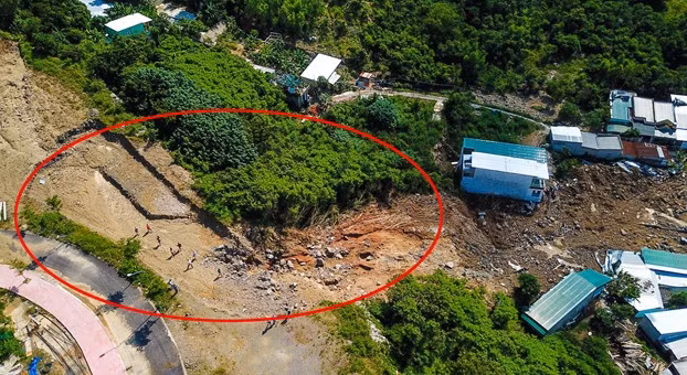 Người ký tên, đứng đơn yêu khởi tố là đại diện những người bị thiệt hại trong vụ vỡ hồ bơi vô cực đang xây dựng ngày 18/11 tại dự án khu nhà ở cao cấp Hoàng Phú do Công ty TNHH Đầu tư-Phát triển Thanh Châu làm chủ đầu tư. Ảnh: Zing.