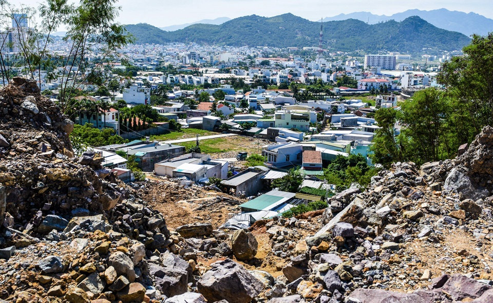 Chủ đầu tư cũng chưa báo cáo thông tin công trình để thực hiện quản lý chất lượng công trình theo quy định. Vì thế, ngày 26/11, Sở Xây dựng Khánh Hòa đã có văn bản yêu cầu tạm dừng việc giao dịch đối với dự án này. Ảnh: Zing.