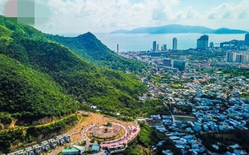 Dự án này nằm trên núi Hòn Xện, thuộc cung đường đèo Rù Rì nối đường 2/4, phường Vĩnh Hòa, TP Nha Trang (Khánh Hòa) có tổng vốn hơn 200 tỷ đồng. Ảnh: VOV.