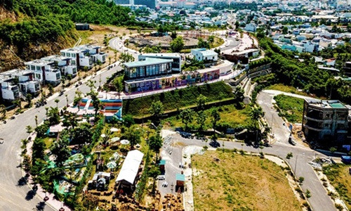 Dự án được quy hoạch theo mô hình khu phức hợp khép kín và đa năng với 380 căn nhà phố và biệt thự cao cấp. Ảnh: Zing.