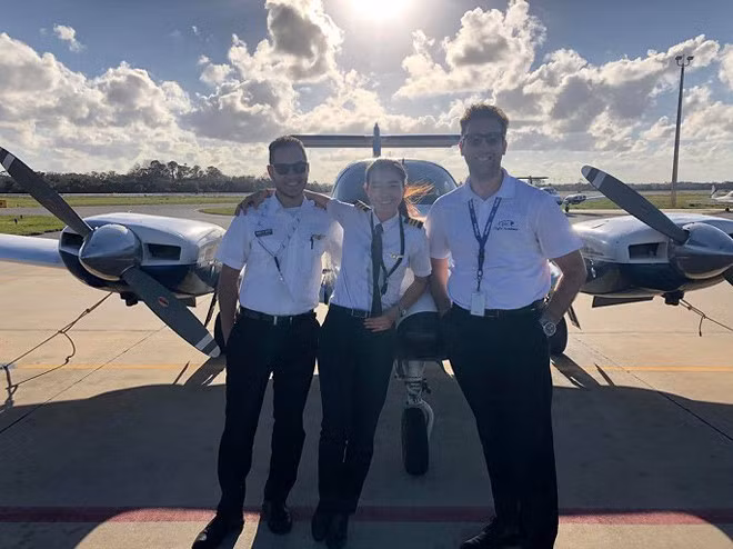 Khi sự nghiệp bước vào giai đoạn đỉnh cao, Diệu Thúy bất ngờ rút khỏi showbiz để theo học khóa đào tạo phi công. Ảnh: FBNV.