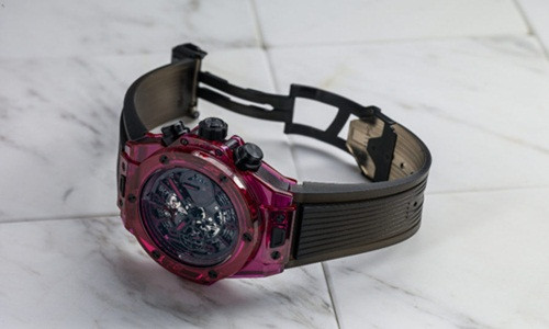 Chiếc đồng hồ Hublot này thuộc dòng Big Bang Unico Red Saphire, thiết kế từ những chất liệu sang chảnh, trong đó bao gồm đá saphire và kim cương. Ảnh: Perpétuelle.