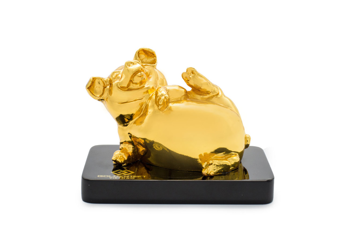 Tượng Heo vàng viên mãn (giá 5,5 triệu đồng) nổi bật với thần thái tươi vui, dáng hình hoan hỉ mang hàm ý hướng tới cuộc sống an nhiên khoẻ mạnh.