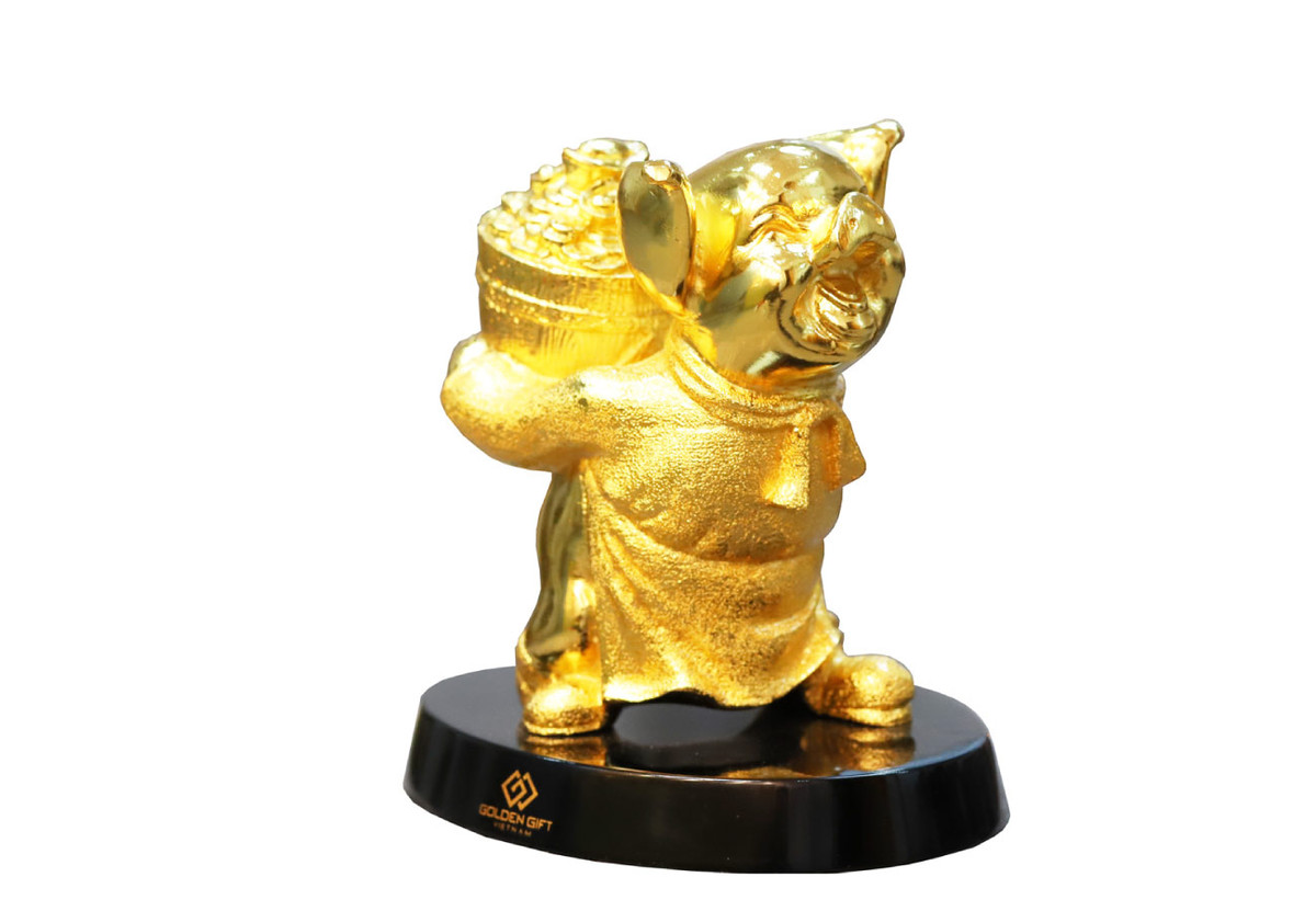  Heo vàng Phát tài gây ấn tượng với hình ảnh chú heo đang tươi cười, phấn khởi cõng thùng tiền vàng. Để sở hữu sản phẩm này, khách hàng phải bỏ ra 12,5 triệu đồng.