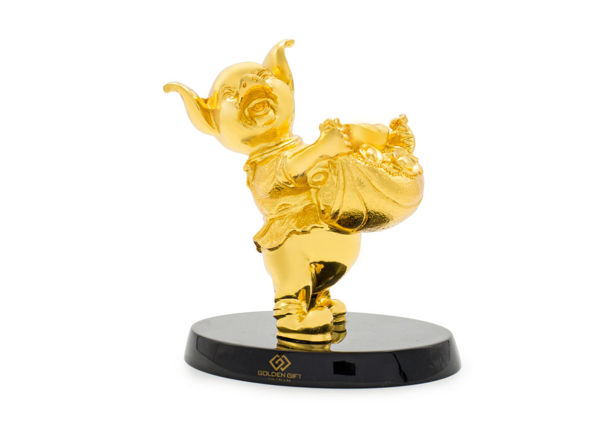 Tượng Heo vàng Phú Quý (9,5 triệu đồng) thiết kế cách điệu với hình dáng của chú heo có dáng đi khệ nệ ôm túi vàng.