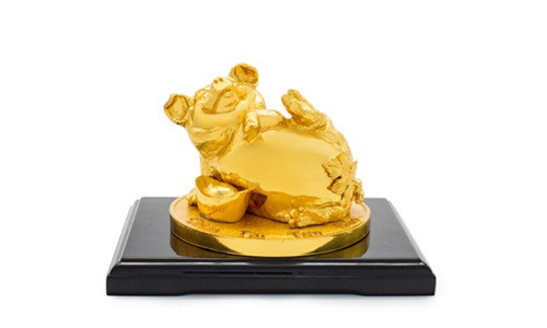 Phía dưới tượng Heo vàng Chiêu tài tấn bảo có đồng xu nổi lên chữ Chiêu tài tấn bảo cách điệu. 7 triệu đồng là giá của sản phẩm này.