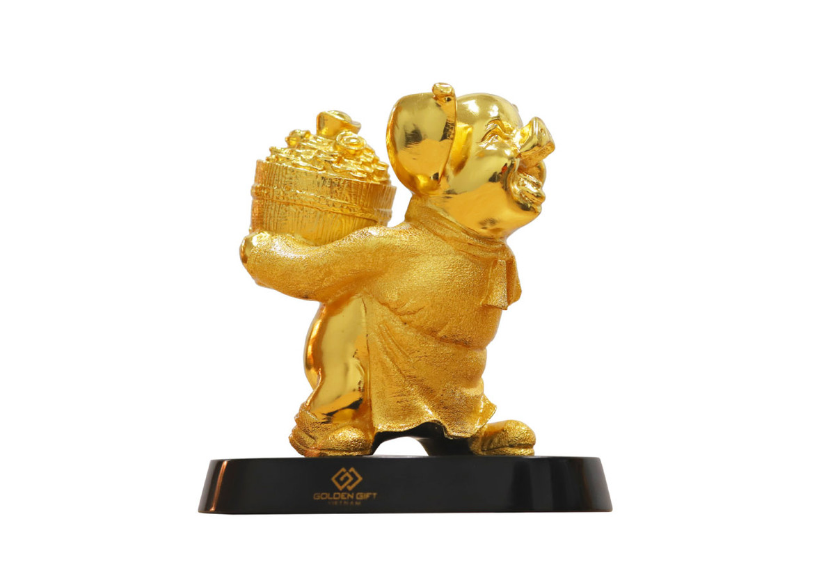 Bộ sản phẩm gồm 5 tượng heo vàng mang theo những điều tốt lành, cầu chúc năm mới may mắn, phát tài. Cụ thể, các tượng heo có tên Heo vàng viên mãn, Heo vàng Chiêu tài tấn bảo, Heo vàng Phú Quý, Heo vàng Phát tài, Heo vàng Đại cát.