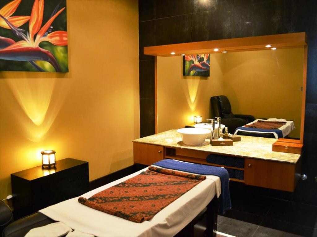 Ngoài ra, khách sạn còn có phòng spa.