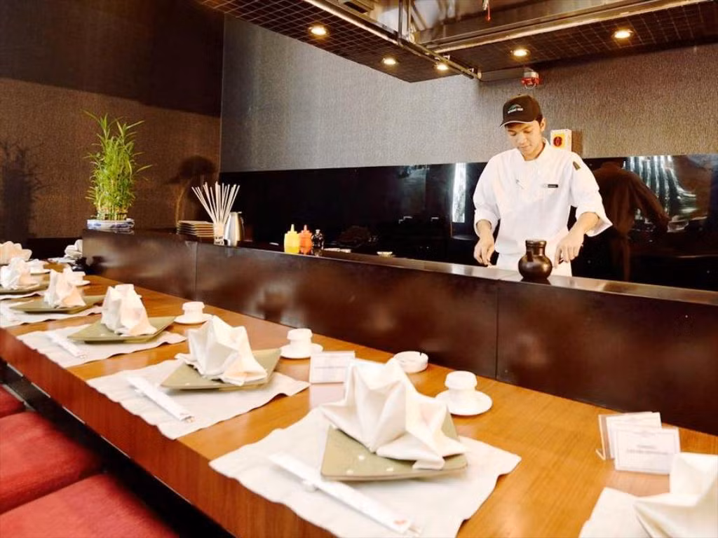 Khách sạn có 2 nhà hàng, bao gồm nhà hàng quốc tế và nhà hàng Trung Quốc &amp; Nhật Bản.