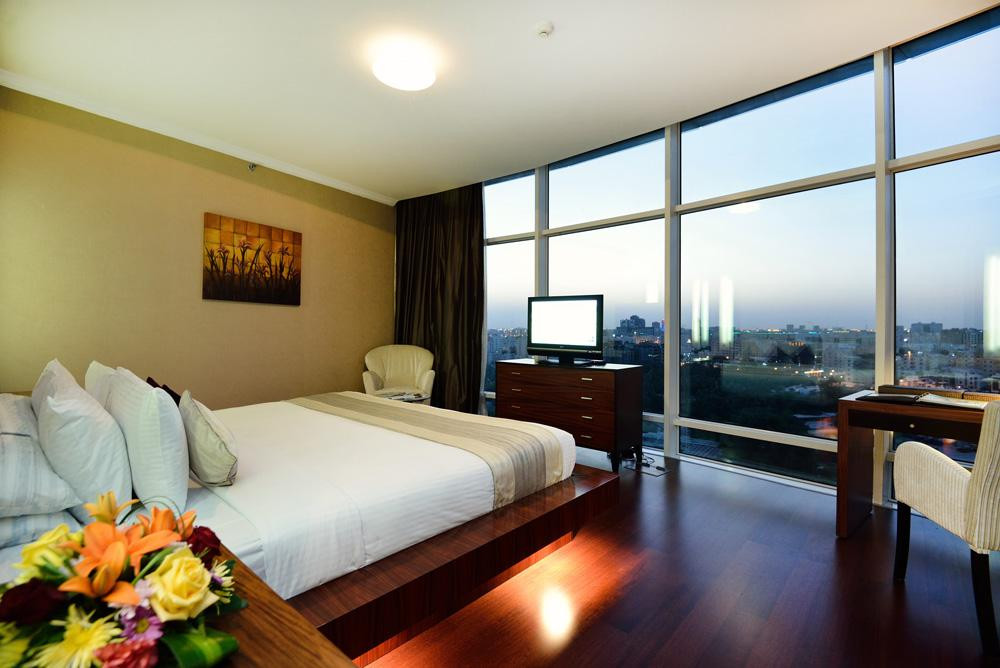 Các phòng bên trong khách sạn đều được trang bị máy lạnh, internet tốc độ cao, TV màn hình phẳng 40 inch và có view tuyệt đẹp hướng ra thành phố.