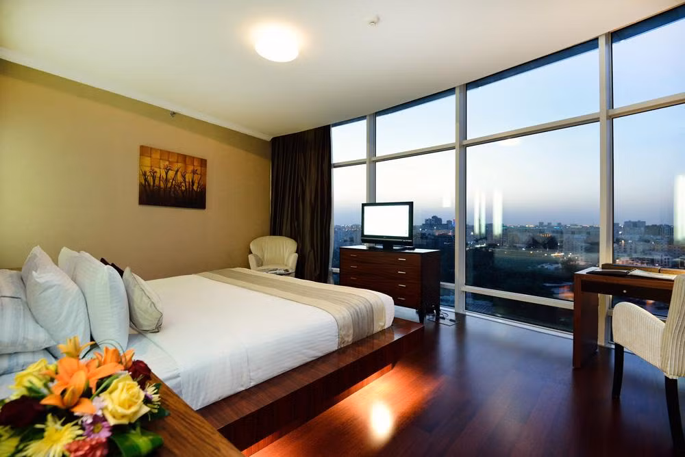 Các phòng bên trong khách sạn đều được trang bị máy lạnh, internet tốc độ cao, TV màn hình phẳng 40 inch và có view tuyệt đẹp hướng ra thành phố.