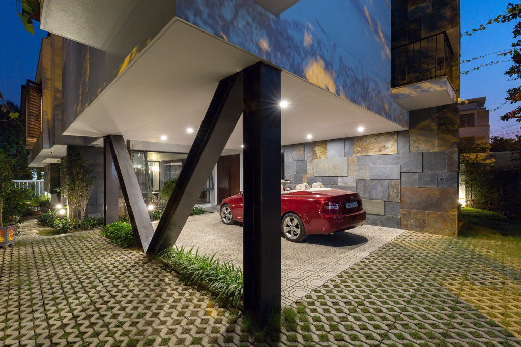 Khu vực đỗ xe sau nhà. Nguồn ảnh: Archdaily.