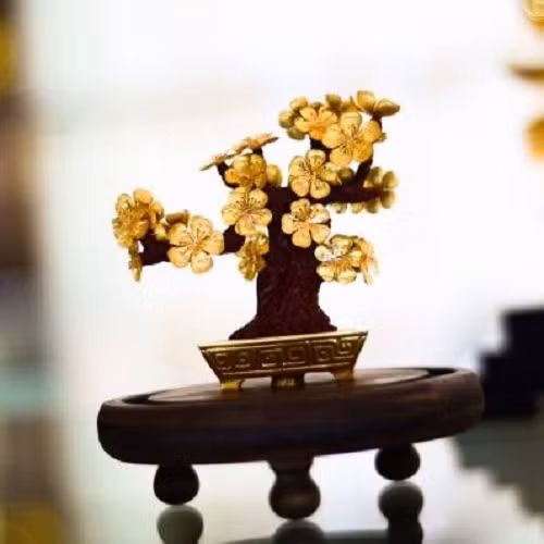 Chậu cây mai dát vàng 24k để bàn được nhiều gia đình giàu có mua về trang trí nhà. Ảnh: Thegioivangbac.
