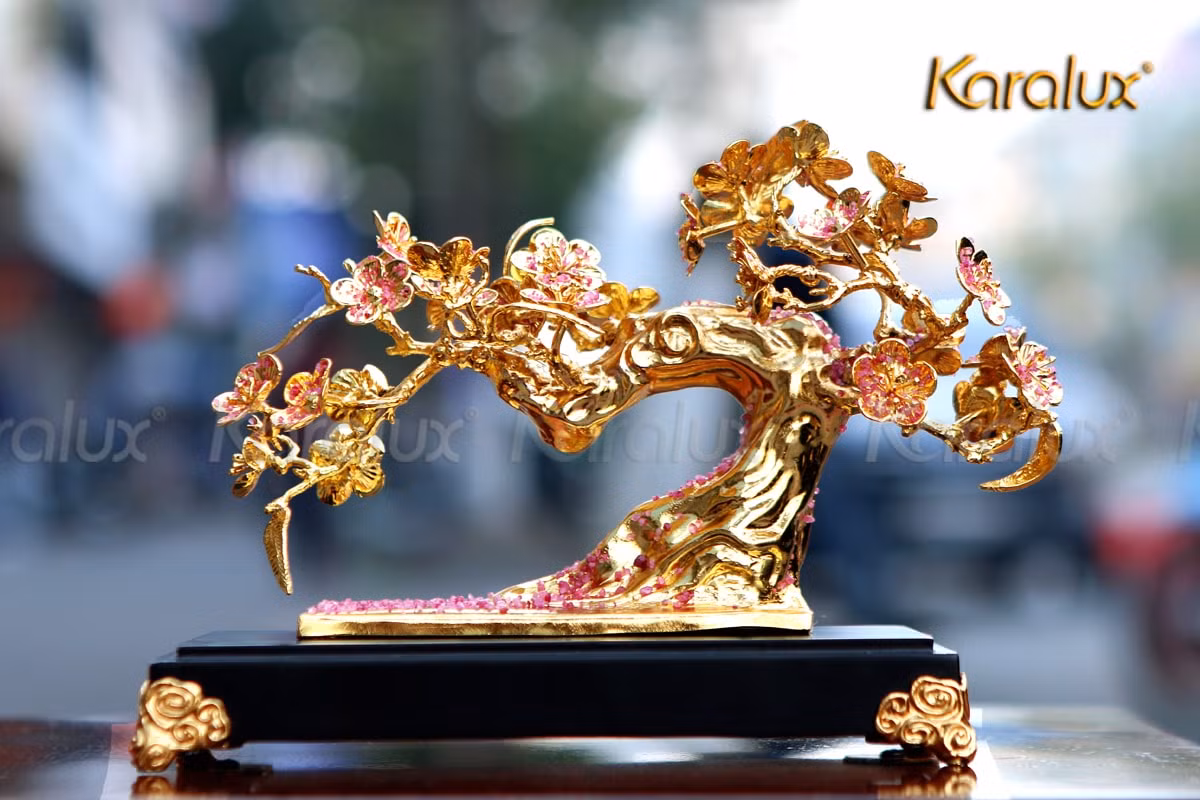 Hoa đào mạ vàng độc đáo. Ảnh: Karalux.