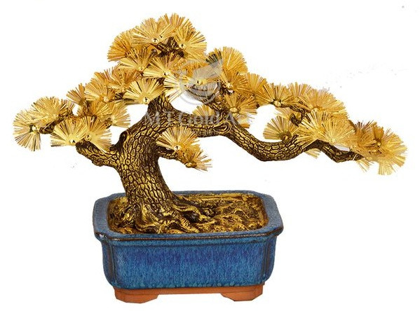 Tùng la hán dát vàng 24K mang ngụ ý cát tường được chủ nhân rao bán với giá 5 triệu đồng. Ảnh: MT Gold Art.