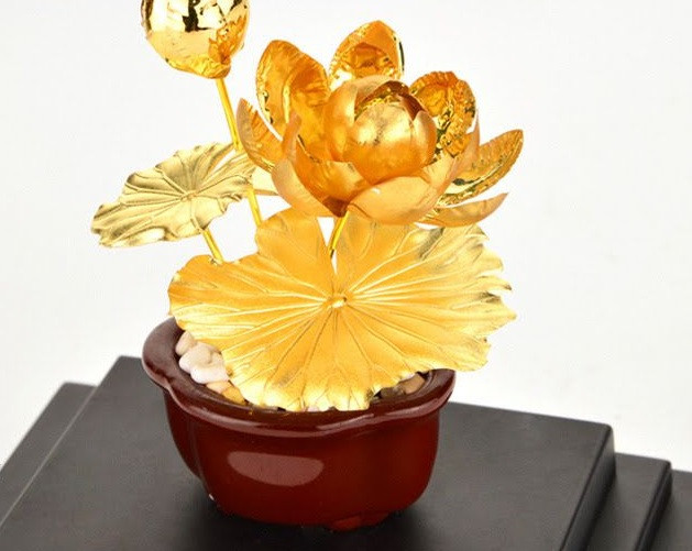  Cây sen dát vàng mang đến cho không gian nét đẹp hoàn hảo. Ảnh: MT Gold Art.