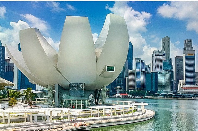 Hình dáng bảo tàng nghệ thuật khoa học Singapore giống như lòng bàn tay khum lại hoặc tựa một bông hoa sen khổng lồ. Ảnh: TripAdvisor.