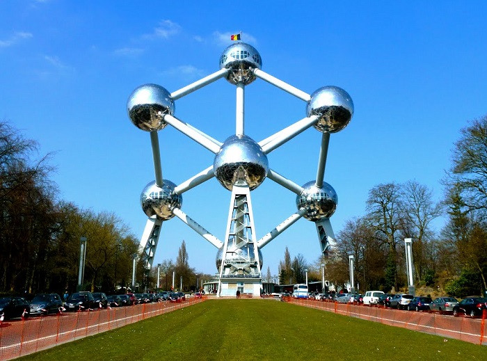 Tòa nhà khổng lồ bằng thép, được thiết kế theo mô hình cấu trúc tinh thể của nguyên tố sắt, nhưng có độ phóng đại về kích thước là 165 tỷ lần, với chiều cao là 102 mét nếu tính đến đỉnh quả cầu ở vị trí cao nhất. Ảnh: Visit Brussels.