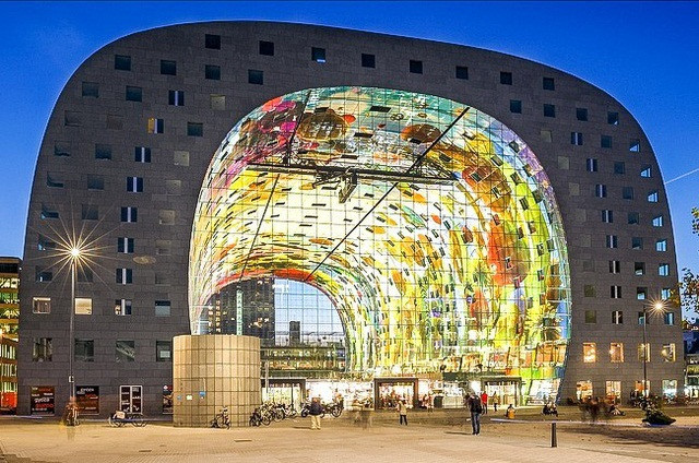 Bên trong tòa nhà trang trí bằng các tác phẩm nghệ thuật của Arno Coenen. Ảnh: Archdaily.