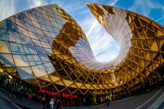 Trung tâm mua sắm Emporia (Malmo, Thụy Điển) ấn tượng nhờ lớp kính cong bao quanh tòa nhà với những đường cắt xuyên qua như thể nó sắp rơi xuống. Ảnh: TripAdvisor.