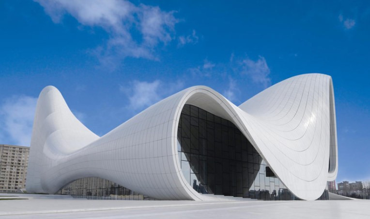 Sự kết hợp giữa các mảng tường uốn lượn và mảng kính lắp lệch nhau tạo nên một dáng vẻ sống động cho công trình. Ảnh: Archdaily.