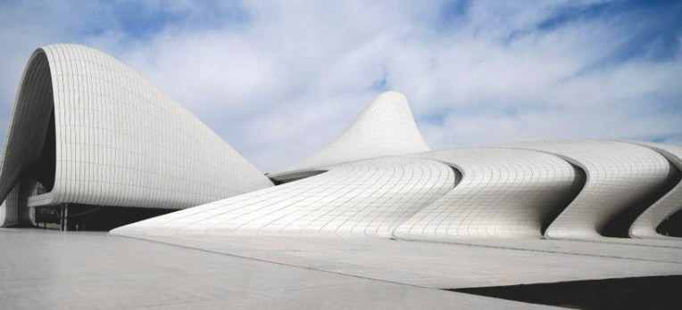Trung tâm Văn hóa Heydar Aliyev của Zaha Hadid (Baku, Azerbaijan) được tạo thành từ những mảng tường uốn cong xếp lớp, cho ánh sáng thiên nhiên rọi vào qua các khe hở. Ảnh: Archdaily.