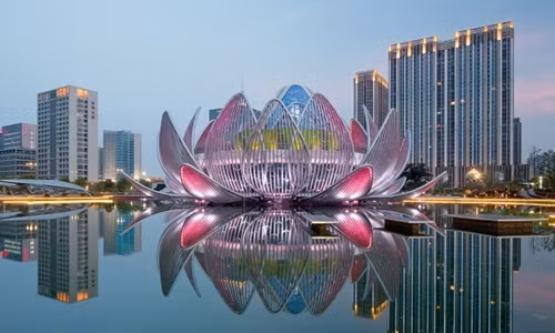 Được xây dựng tại một hồ nhân tạo ở trung tâm Vũ Tiến (Thường Châu, Trung Quốc), tòa nhà Hoa sen là nơi tập trung các văn phòng làm việc của Hội đồng Kế hoạch thành phố. Ảnh: Archdaily.