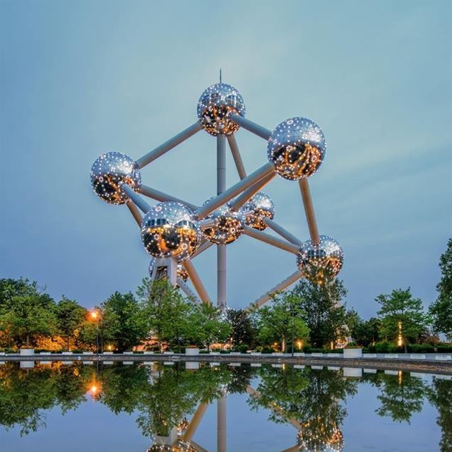 Tòa nhà Atomium (Brussels, Bỉ) được nhiều người ví như một tác phẩm điêu khắc khổng lồ bằng kim loại. Ảnh: Visit Brussels.