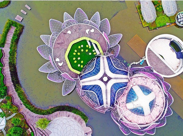 Công trình lấy cảm hứng từ một bông sen đang nở, tạo ra một không gian bất chấp thời tiết của bốn mùa. Ảnh: Archdaily.