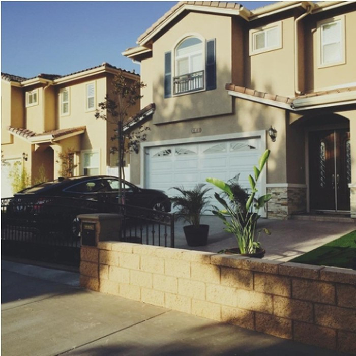 Ngôi nhà 2 tầng nhưng rất rộng rãi, thanh lịch với hai màu nâu đất – trắng kết hợp hài hòa. Ảnh: FB Ngọc Quyên.