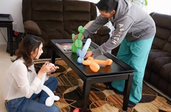 Phòng khách với tông màu nâu đen ấm cúng. Ảnh: Youtube.