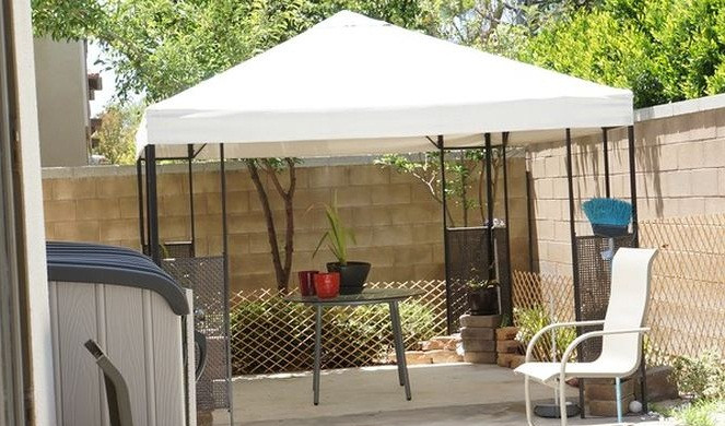 Phía sau ngôi nhà của siêu mẫu Ngọc Quyên còn có một chòi nhỏ để thường trà. Ảnh: Youtube.