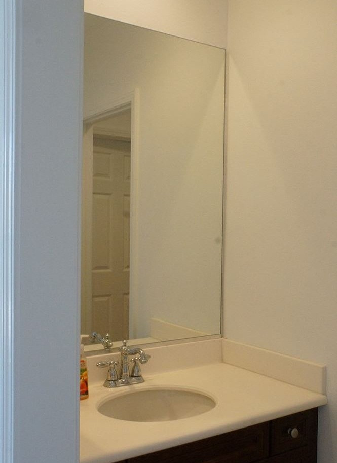 Nhà vệ sinh nhỏ nhưng sạch sẽ. Ảnh: Youtube.