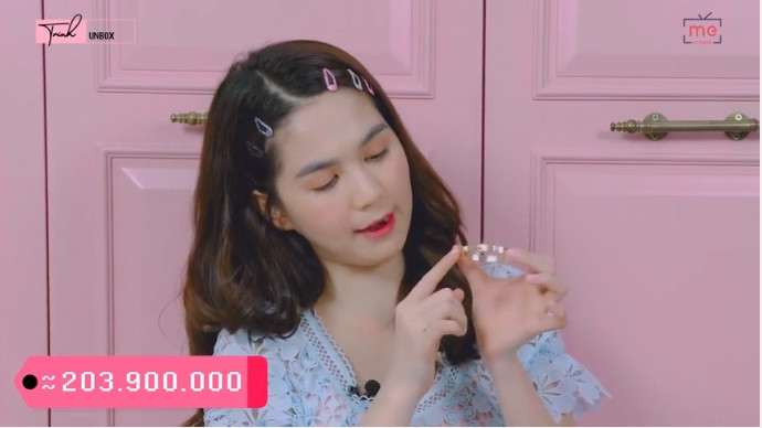 Bên cạnh các món đồ tự thưởng, siêu mẫu Ngọc Trinh còn nhận được rất nhiều món quà được tặng nhân dịp sinh nhật lần thứ 29. Trong đó chiếc vòng tay Hermes do Hoa hậu Hải Dương tặng là 204 triệu đồng. Ảnh: Youtube.