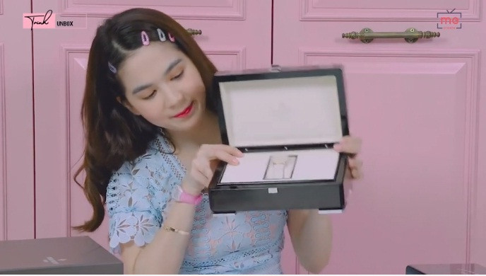 Chiếc đồng hồ Patek Philippe do một "người bạn bí mật" tặng trị giá 641 triệu đồng. Ảnh: Youtube.