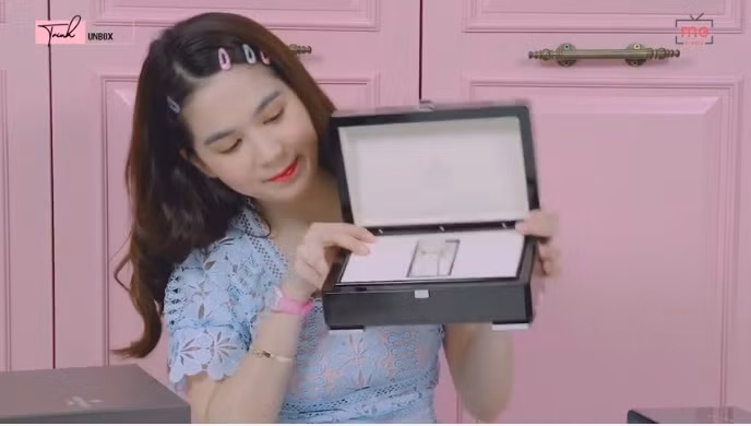 Chiếc đồng hồ Patek Philippe do một "người bạn bí mật" tặng trị giá 641 triệu đồng. Ảnh: Youtube.