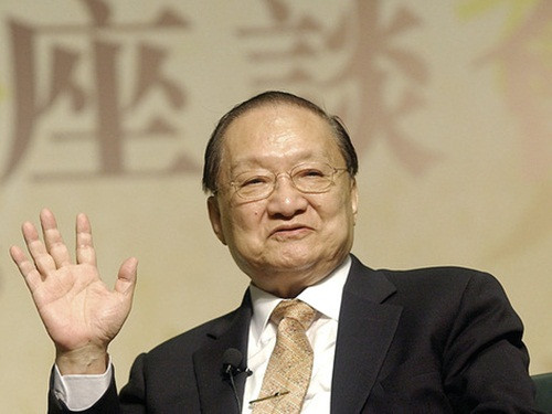 Từ khi tiểu thuyết gia Kim Dung đăng tác phẩm của mình trên Minh Báo, tờ báo nhanh chóng thu hút độc giả và giúp doanh thu quảng cáo của báo tăng trưởng đều đặn. Ảnh: Ulifestyle.