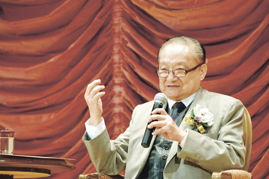 Ngoài ra, nhà văn Kim Dung còn có nguồn thu lớn từ việc tác phẩm được chuyển thể thành phim. Ảnh: Metrodaily.