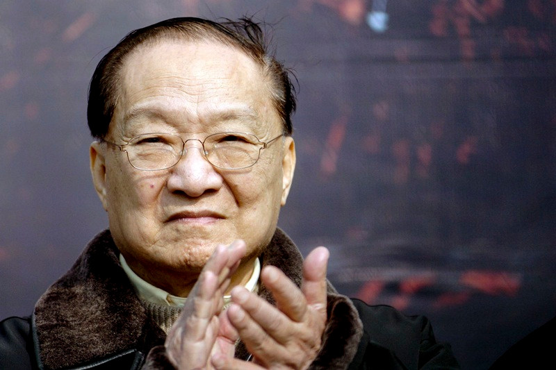 Năm 2010, Kim Dung kiếm được 3,5 triệu nhân dân tệ (446.000 USD, tức 11,7 tỷ đồng) bản quyền xuất bản sách ở Trung Quốc. Năm 2011, con số này là 2,2 triệu tệ (316.000 USD). Năm 2015, ông kiếm được 8,5 triệu tệ (1,2 triệu USD) tiền tác quyền. Ảnh: Theinitium.