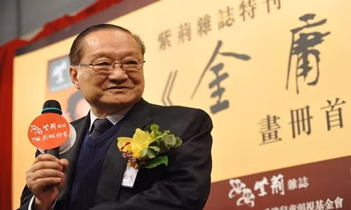 Nổi tiếng với những cuốn tiểu thuyết võ hiệp kinh điển, ít ai biết cuộc đời tiểu thuyết gia lỗi lạc Kim Dung còn gắn liền với Minh Báo, tờ báo do chính ông sáng lập và quản lý trong hơn 30 năm. Ảnh: Orangenews.