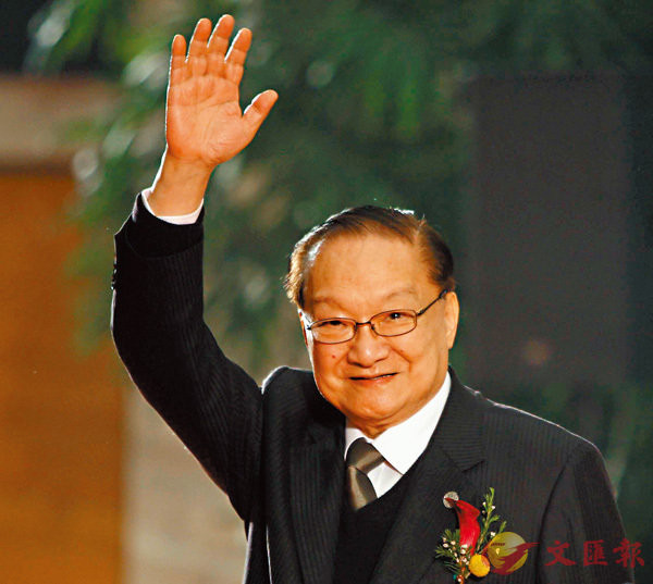 Sau khi rút lui khỏi Minh Báo, nhà văn Kim Dung ngưng sáng tác, tập trung vào công việc sửa chữa tiểu thuyết. Tuy vậy, ông vẫn có các khoản thu tác quyền lớn. Ảnh: Mastvnet.