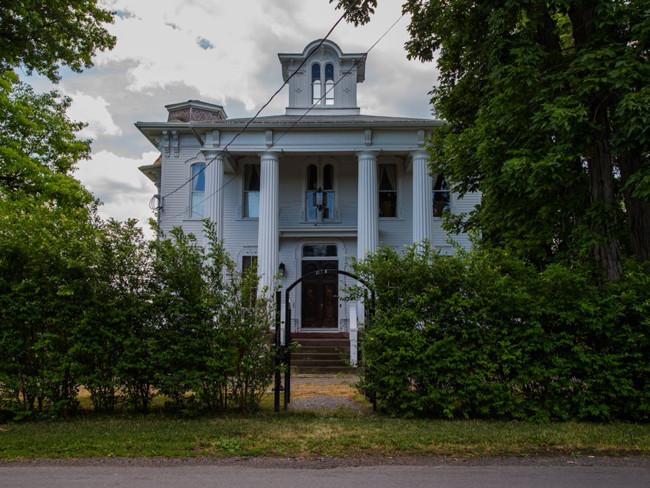 Ông Tony McMurtrie, chủ sở hữu hiện tại của biệt thự đã phải mất tới 11 năm để cải tạo nó theo hướng hiện đại, tiện nghi hơn mà vẫn giữ được nét kiến trúc cổ kính.