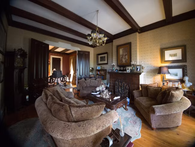 Bên trong biệt thự, ông Tony vẫn giữ lại khá nhiều đồ nội thất và kiến trúc cổ từ thời Victoria.