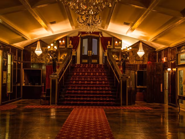 Có lẽ chính vì lí do này nên đến nay, mặc dù đã giảm giá xuống chỉ còn 500.000 USD (~11,6 tỷ đồng), vẫn không một ai dám “bén mảng” đến xem bất động sản này.