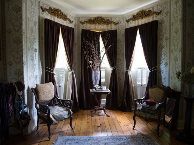 Quản gia của ngôi nhà cũng có suy nghĩ y hệt Tony, bà cho biết luôn có cảm giác có “ai đó” đang “đi lại” trong nhà, bước lên các bậc thang theo sau bà hoặc “bay” khắp các phòng.