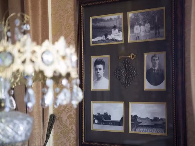 Ông Tony tin rằng “người” mà cả ông và bà quản gia luôn cảm thấy chính là người chủ cũ đã chết trong phòng khách của căn nhà.